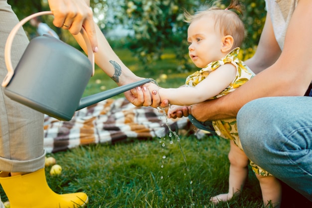 L'annaffiatoio per il giardino e il bambino