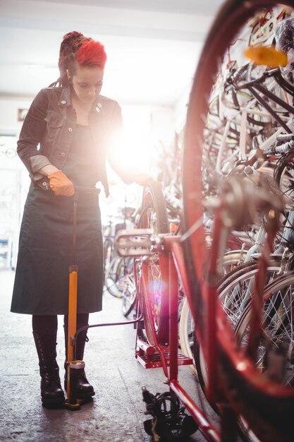 l&#39;aria di riempimento meccanico in gomma della bicicletta con la pompa ad aria