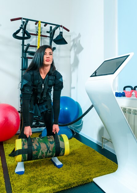 L'atleta femminile si esercita in uno studio di fitness