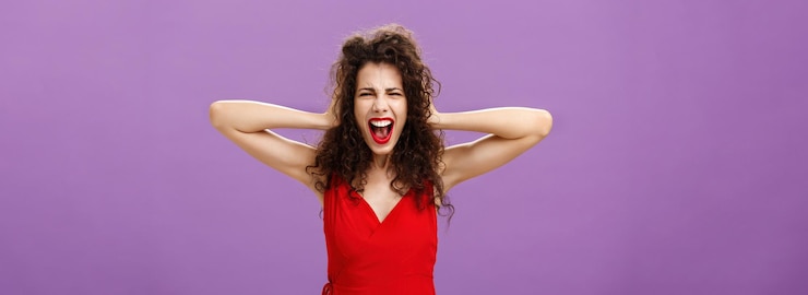 Foto gratuito l'ex fidanzato ha viziato l'evento formale della donna che si è indignato e incazzato urlando di rabbia tenendosi per mano su cur