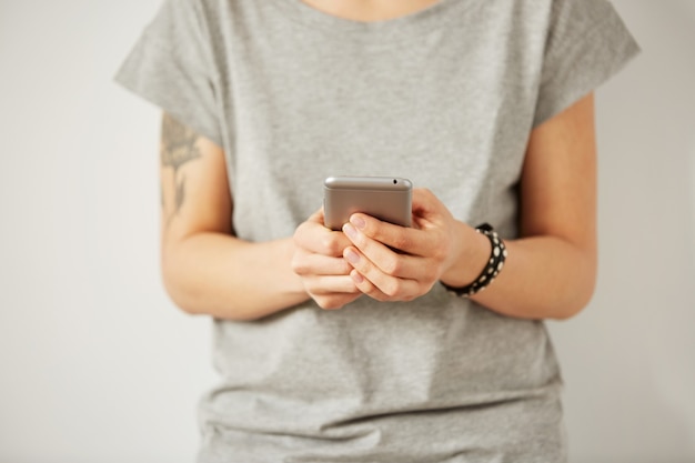 L'immagine del primo piano di un adolescente sta cercando le informazioni nella rete sul telefono cellulare