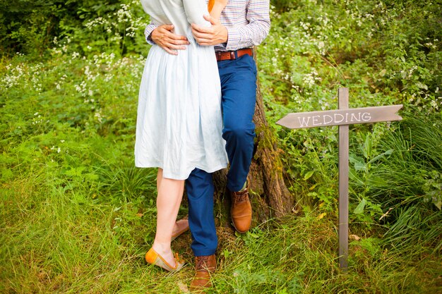 L'immagine del raccolto delle coppie romantiche con erba verde