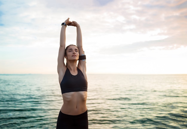 L'immagine di giovane bella donna di forma fisica fa gli esercizi di sport