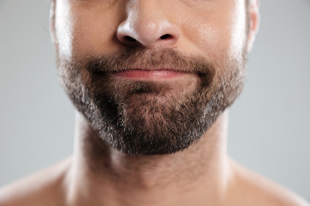 L'immagine ritagliata di un dubbioso uomo con la barba faccia