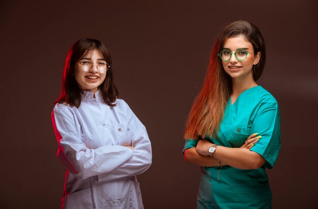 L'infermiera e il medico femminili sembrano professionali e sorridenti.