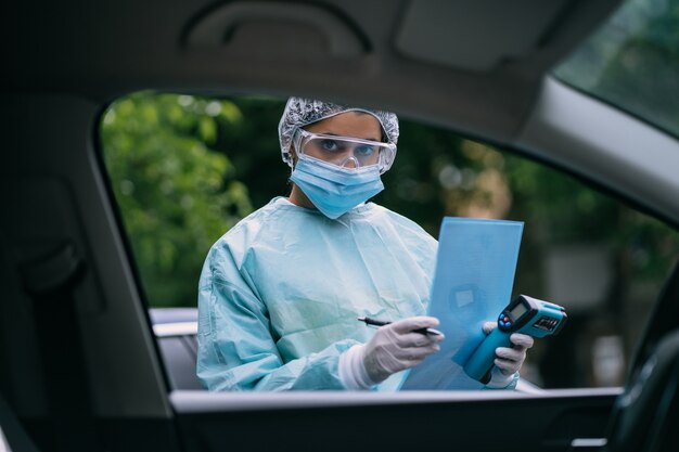 L'infermiera indossa una tuta protettiva e una maschera durante l'epidemia di COVID19.