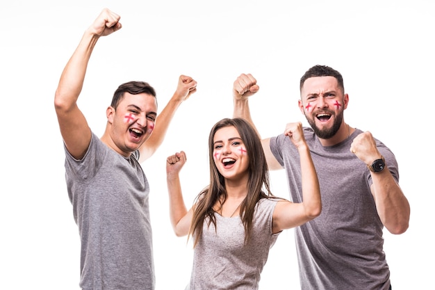 L'Inghilterra vince. Un gruppo di tifosi di calcio sostiene la squadra nazionale dell'Inghilterra su sfondo bianco. Concetto di tifosi di calcio.