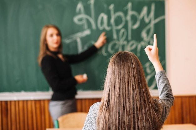 L&#39;insegnante che chiede all&#39;alunno alza la sua mano