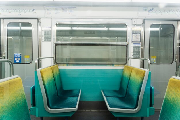 L'interno di un treno della metropolitana