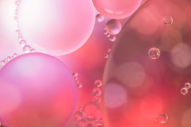 L'olio astratto cade su fondo vago hued