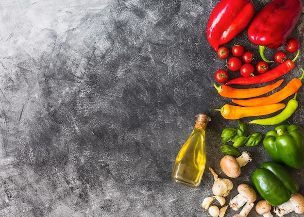 L&#39;olio d&#39;oliva con le verdure variopinte sul lerciume ha strutturato la priorità bassa