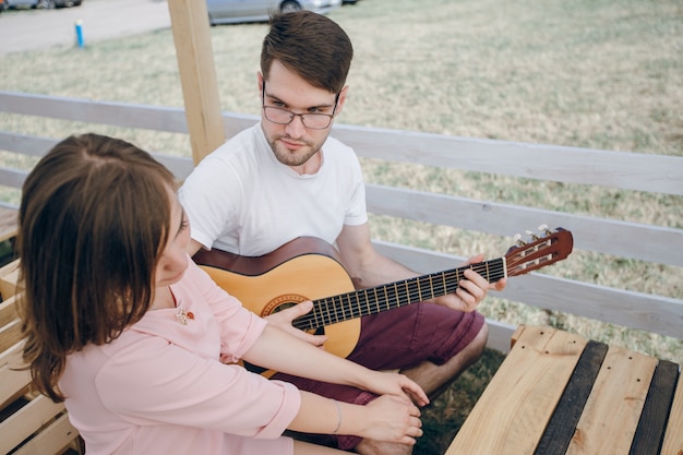 L&#39;uomo a suonare la chitarra per una ragazza