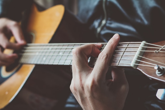 L&#39;uomo a suonare la chitarra