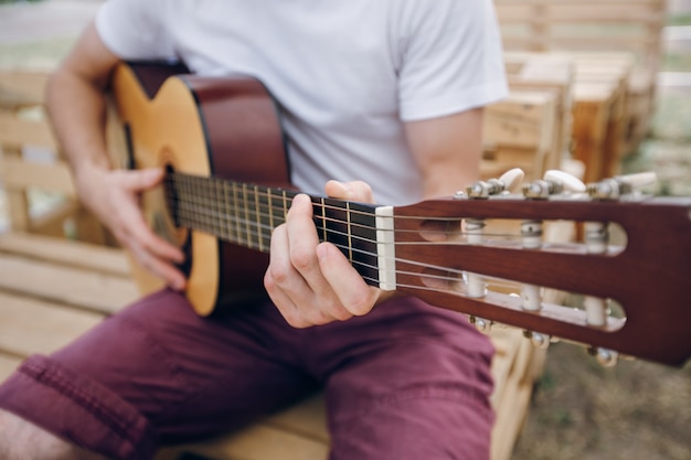 L&#39;uomo a suonare la chitarra