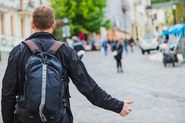 L&#39;uomo accoppia la corsa sulla strada