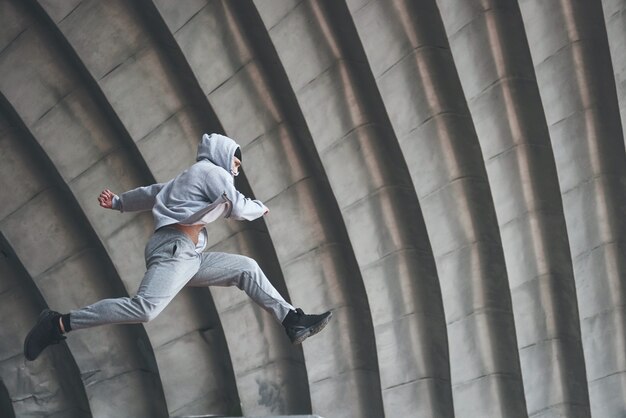 L'uomo all'aperto pratica parkour, acrobazie estreme.