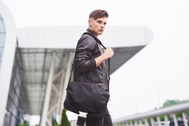 L'uomo aspetta il suo volo all'aeroporto.