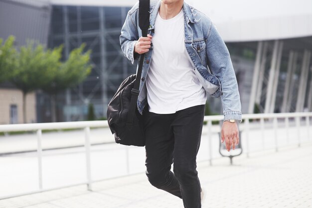 L'uomo aspetta il suo volo all'aeroporto.