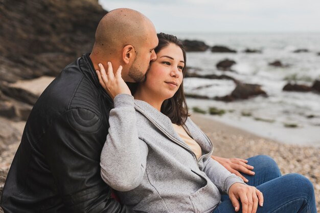 L'uomo bacia la sua ragazza