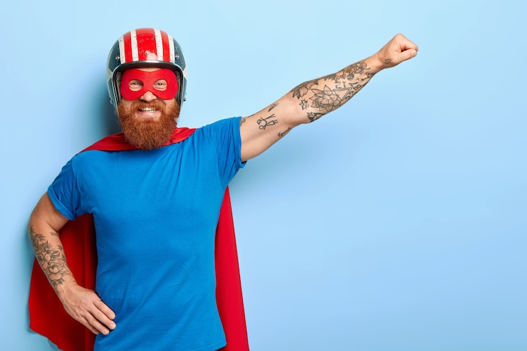 Foto gratuito l'uomo barbuto positivo ha un'espressione allegra