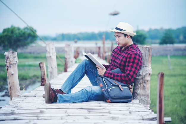 L&#39;uomo bello si rilassa nella natura di viaggio