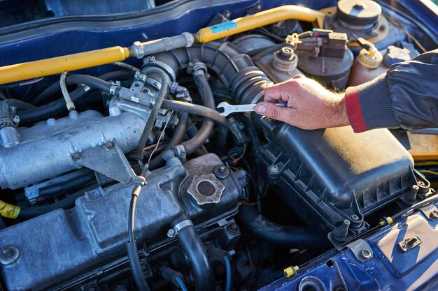 L'uomo cerca di riparare un'auto rotta