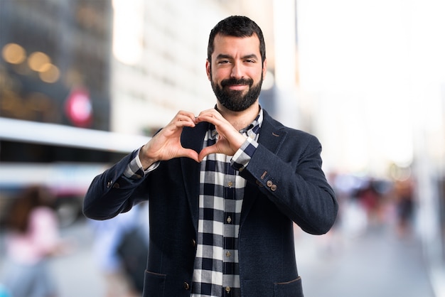 L&#39;uomo che fa il cuore con le mani