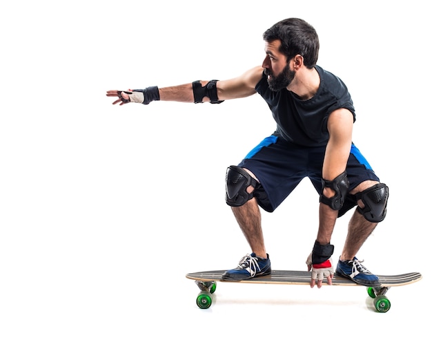 L&#39;uomo che guida il suo skateboard