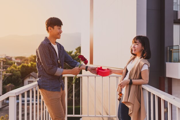 L&#39;uomo che la sua ragazza una scatola a forma di cuore e una rosa