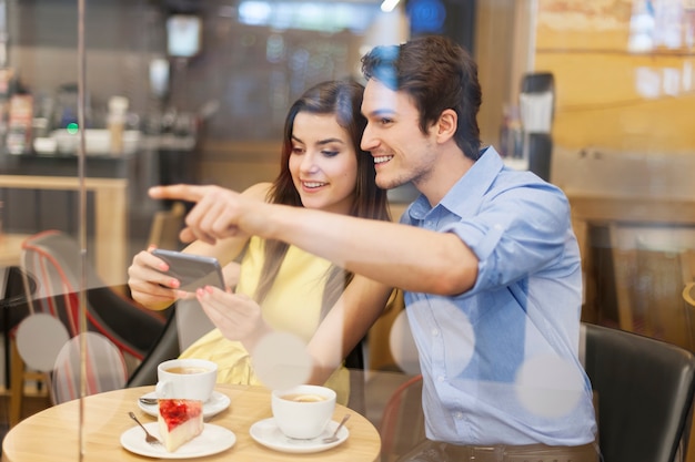 L'uomo che mostra la sua ragazza ha cercato posto