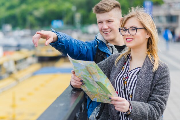 L&#39;uomo che mostra la vista turistica femminile