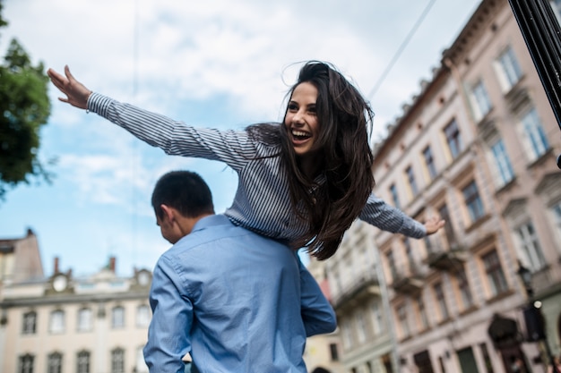 &quot;L&#39;uomo che porta ragazza felice sulla spalla&quot;