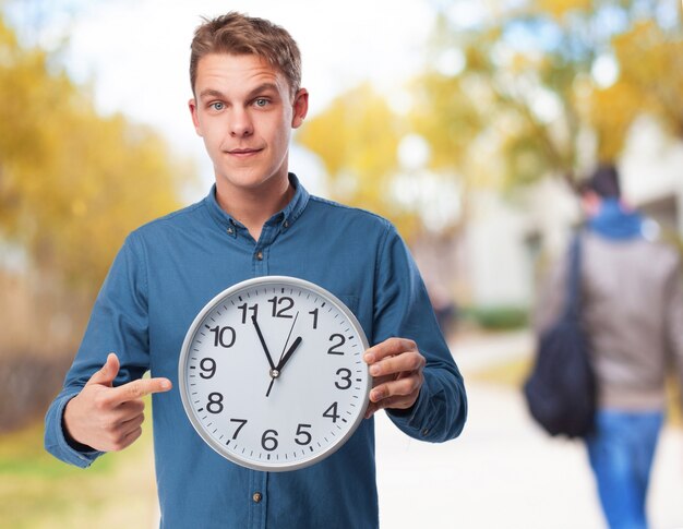 L&#39;uomo che punta a un grande orologio