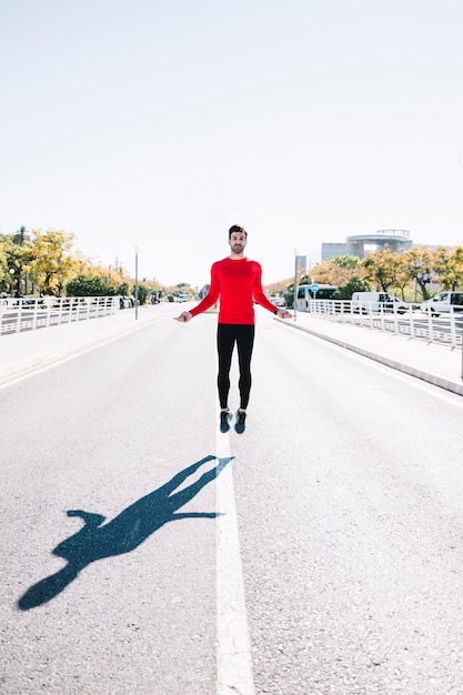 L&#39;uomo che salta la corda sulla strada