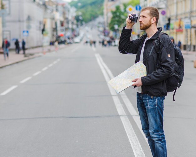 L&#39;uomo che scatta foto sulla strada