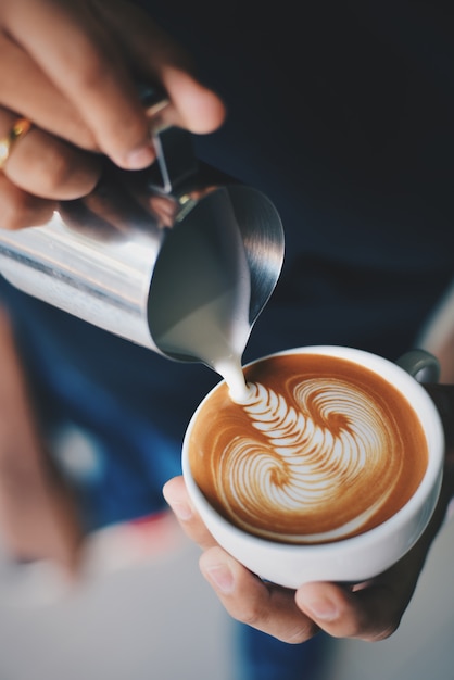 L&#39;uomo che serve una tazza di caffè