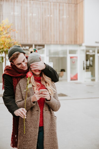 L&#39;uomo chiude gli occhi a girlfreind e regalando fiori