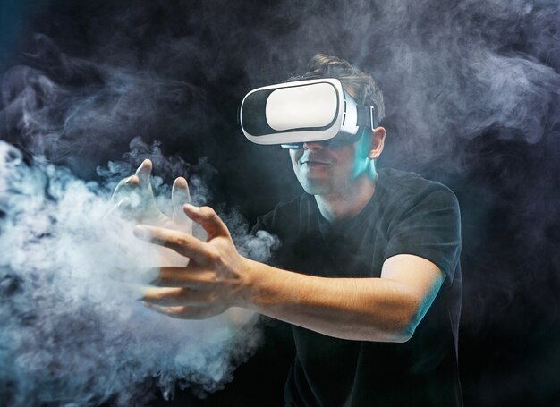L'uomo con gli occhiali della realtà virtuale. Il futuro concetto di tecnologia.