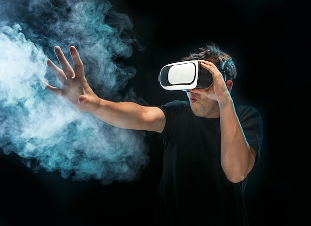 L'uomo con gli occhiali della realtà virtuale. Il futuro concetto di tecnologia.