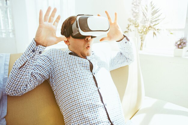 L'uomo con gli occhiali della realtà virtuale