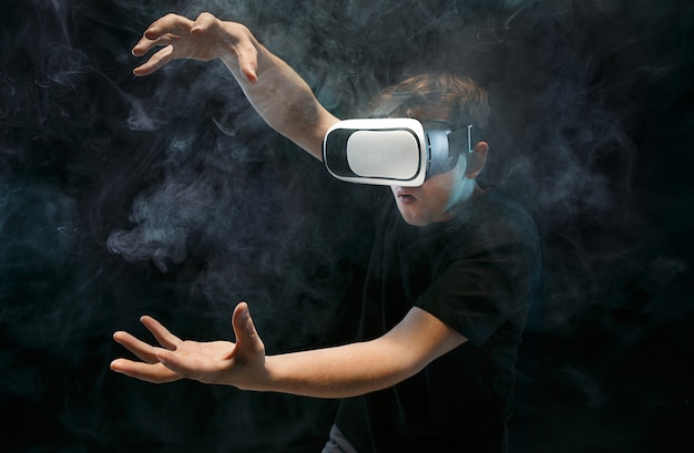 L'uomo con gli occhiali della realtà virtuale.