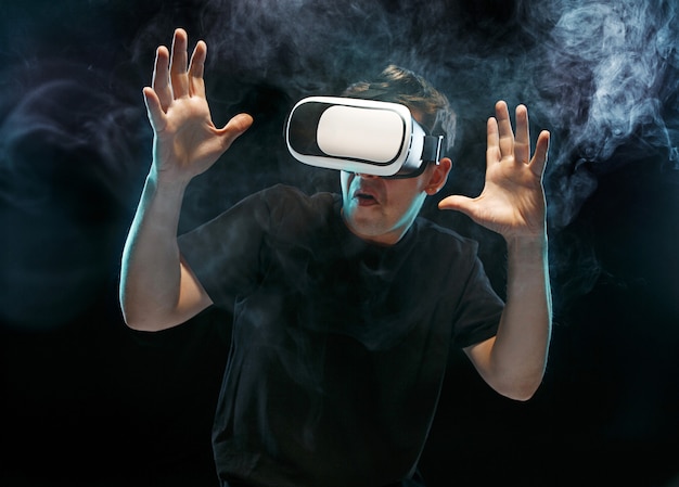 L'uomo con gli occhiali di realtà virtuale. Futuro concetto di tecnologia.