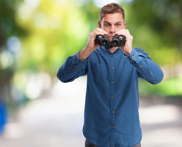 L&#39;uomo con il binocolo a testa in giù