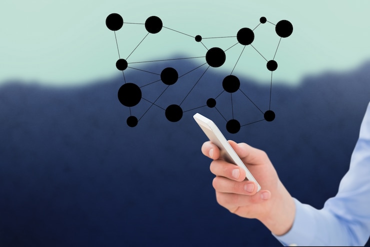 Foto gratuito l'uomo con il suo cellulare a lavorare nella connessione di rete