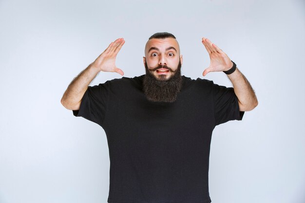 L'uomo con la barba diventa estremamente felice a causa di qualcosa.