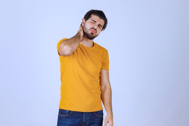 L'uomo con la barba ha mal di testa e si sente male