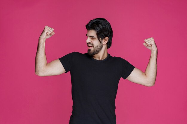 L'uomo con la barba nera sembra potente e sicuro di sé.