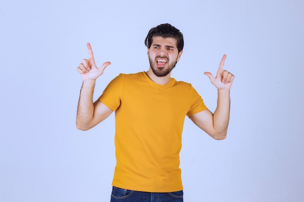 L'uomo con la barba sembra aggressivo e arrabbiato