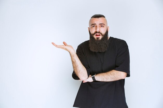 L'uomo con la barba sembra aggressivo e deluso.