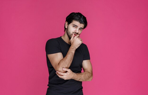 L'uomo con la barba sembra confuso e inesperto riguardo a qualcosa